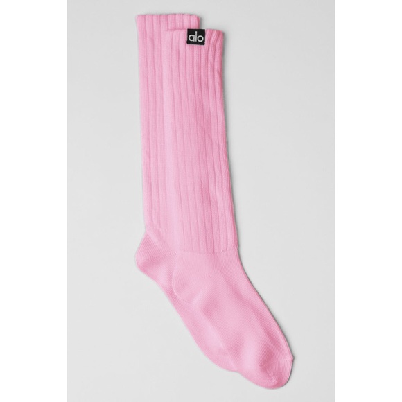 New Alo Yoga Unisex Scrunch Socks in Sweet Pink - Picture 2 of 6